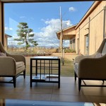 オーベルジュ ド ぷれざんす 桜井 - フロント近くのソファーから