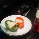 お通しの濃厚チーズ。ワンドリンク制で木苺・オレンジブルースパークリング各480円