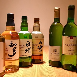 国産のウイスキーとワインが多彩。和食と合うお酒をセレクト。
