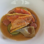 ベージュ アラン・デュカス 東京 - ヒメジのソテー　ギリシャ風