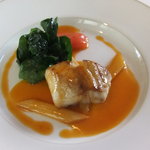 ベージュ アラン・デュカス 東京 - スズキのオーブン焼き　不断草のミジョテ