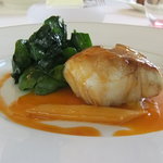 ベージュ アラン・デュカス 東京 - スズキのオーブン焼き　不断草のミジョテ