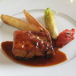 ベージュ アラン・デュカス 東京 - 仔牛胸肉のフォンダン　ジャガイモのロースト