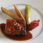 ベージュ アラン・デュカス 東京 - 仔牛胸肉のフォンダン　ジャガイモのロースト