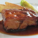 ベージュ アラン・デュカス 東京 - 仔牛胸肉のフォンダン　ジャガイモのロースト