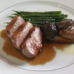 ベージュ アラン・デュカス 東京 - 鴨のロースト　いんげんのソテー