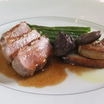 ベージュ アラン・デュカス 東京 - 鴨のロースト　いんげんのソテー