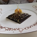 ベージュ アラン・デュカス 東京 - カレ・シャネル　ショコラプラリネ　ヘーゼルナッツのアイスクリーム