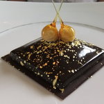 ベージュ アラン・デュカス 東京 - カレ・シャネル　ショコラプラリネ　ヘーゼルナッツのアイスクリーム