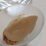 ベージュ アラン・デュカス 東京 - ヘーゼルナッツのアイスクリーム