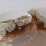 ベージュ アラン・デュカス 東京 - キャラメルマカロン