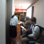 欧風カレー ボンディ - 店の入り口の前　店員さんが事前に注文を聞いて回っています