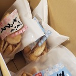 Mochikichi - 残り少ないこわれ煎が入った段ボール箱の中を独り占めするかのようにあさっていたオバサンに引いてしまいました、、