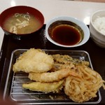 揚げ天まる - 天ぷら定食(AEONカードで5%オフ)　666円(税込み)