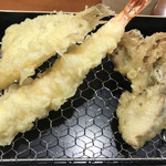 天ぷらめし 福松 - 天ぷらめし１１８０円。キス、海老、舞茸。どの具材も立派なサイズで、食べ応えがありました（╹◡╹）