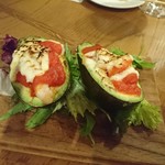 丸ごとアボカドとえび、ヤングコーンの濃厚チーズグラタン