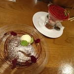 五反田漁師バル - フランボワーズのエスプーマ(上)、ガトーショコラ(下)