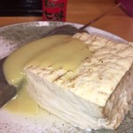 ふる里うどん  - おでんの豆腐はボリュームの四角い刺客
      お皿にすくい上げる時にいつも失敗しそうになるの