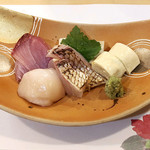 和久 - 2.お造り:鯛焼霜 帆立 鰤 湯葉 生麩