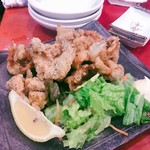 そば処 つる岡 - 鶏皮のガーリックペッパー揚げ