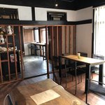 Chikyuuya - 店内…テーブル席はゆったりと配置されています