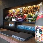 Chikyuuya - 店内…開店祝いのお花とお酒