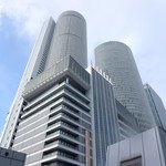 カフェ ド シエル - 名駅のシンボル・JRセントラルタワーズ。1999年竣工、地上高245m。カフェドシエルは、右側オフィス棟の最上階にあります