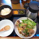 Komeraku - 〔日替〕牛肉と厚揚げのすき焼き風（￥980）。ごはんお替わり自由、鮭と高菜でお茶漬けを堪能できる