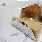 プティジュール - 手前から『ブルーチーズ』のチーズケーキ、『メープル』のスフレ