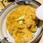 すし岩瀬 - 羽立のキタムラサキウニの白シャリ混ぜご飯。黄身だけの卵かけご飯のよう