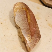 すし岩瀬 - 春子鯛。脱水も酢の入れ方も完璧