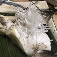 すし岩瀬 - クエの鎌の酒蒸し。10kg超えの大物。でっかい。太い。カマ筋の身の厚さが半端ない。A4サイズほどのお皿からはみ出しそうです