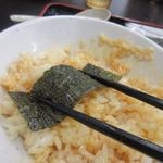 資さんうどん - 生卵もセットになってたんで卵かけご飯にして味付け海苔と一緒にいただいてみました。
            