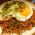 飲んべぇ食堂 らくだ屋 - 焼きそば目玉焼き乗っけ