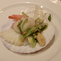中国料理　三楽 - 烏賊と帆立の貝柱の香草炒め
