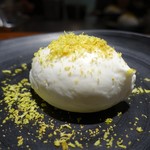 TACUBO - ミルクジェラート、ローストとフレッシュのピスタチオ掛け