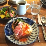 ブリコラージュ ブレッド アンド カンパニー ダイニング・カフェ - パンドミトーストとアリス卵のモーニング。ドリンクにコーヒー。コーヒー豆は、エチオピアのボカッソ。季節のお野菜がほうれん草ベーコンのソテーで、ほうれん草の葉に厚みがあり味付け程よくとてもおいしい♡