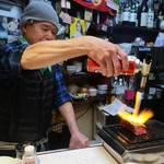 生ホルモン処 おさむちゃん。 - ヒウチのブロックをバーナーで炙れば。。