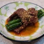 生ホルモン処 おさむちゃん。 - ネギを巻いてポン酢で頂きます！