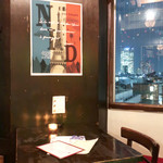 ニド・カフェ - 奥の半個室：窓際テーブル