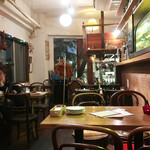 ニド・カフェ - 左の窓際で楽しめます！！