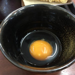 四代目横井製麺所 - 生卵（60円 税込） うどんに合わせてつゆに混ぜるとまろやかな味わいに