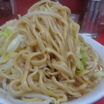 ラーメン二郎 - 麺を引っ張り出す