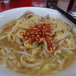 ラーメン二郎 - 唐辛子投入