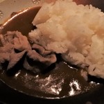 こだわりサワー・博多料理とお鍋 菜々や - カレー小にしゃぶしゃぶ肉を乗せて