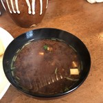 赤出汁の具材には、なめこ、豆腐が入ってました。