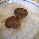 丸五 - 卓上にある梅干しが御飯によく合います