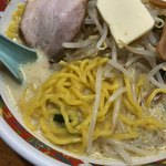 味の札幌 - 味噌カレー牛乳ラーメン(バター入り)
            麺は中太縮れ麺