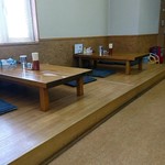 らーめん本丸 - 小上がり2つ