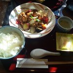 鳥・豆腐・湯葉 との字 - 若鶏とたっぷり野菜の黒酢あん定食でございます